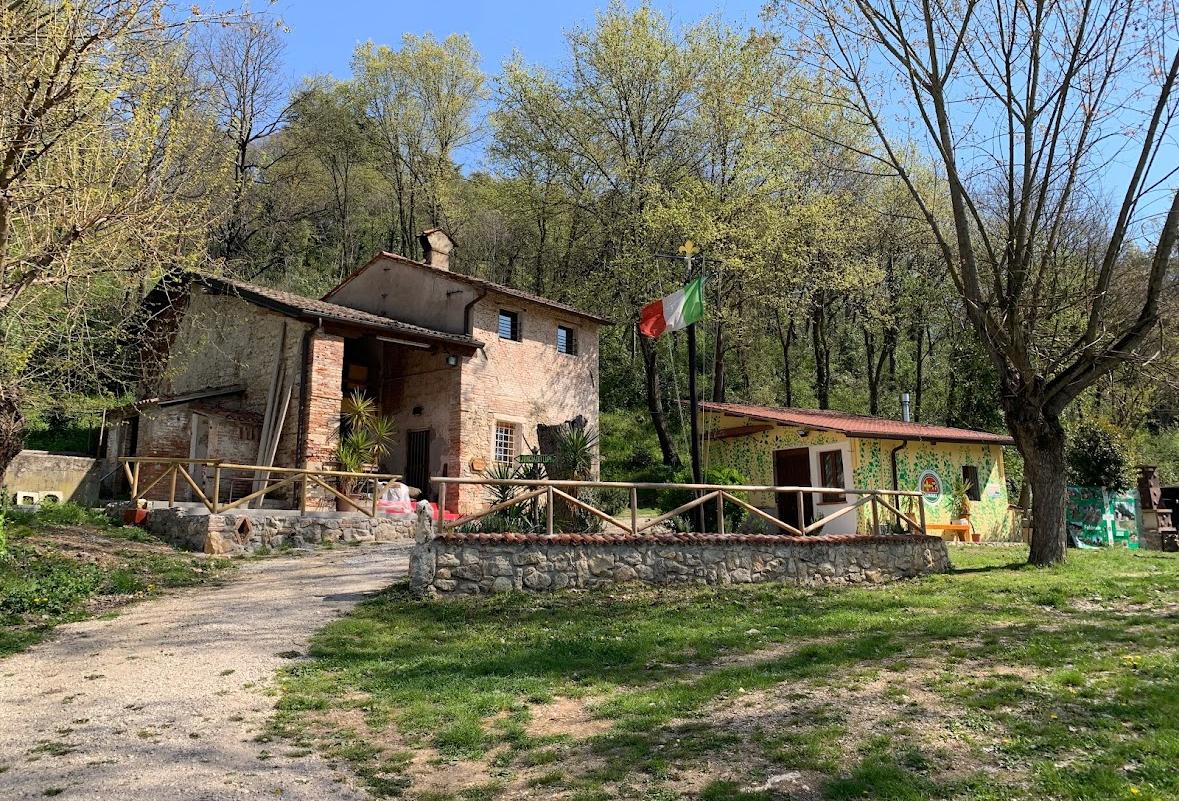 Veduta aerea della Base scout CNGEI Gogna, una casa per gruppi a Vicenza con ampi spazi verdi.