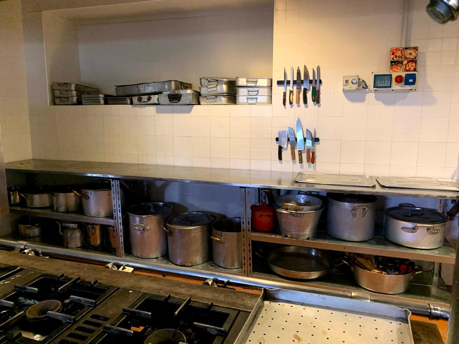 Piani cottura professionali nella cucina della casa per gruppi