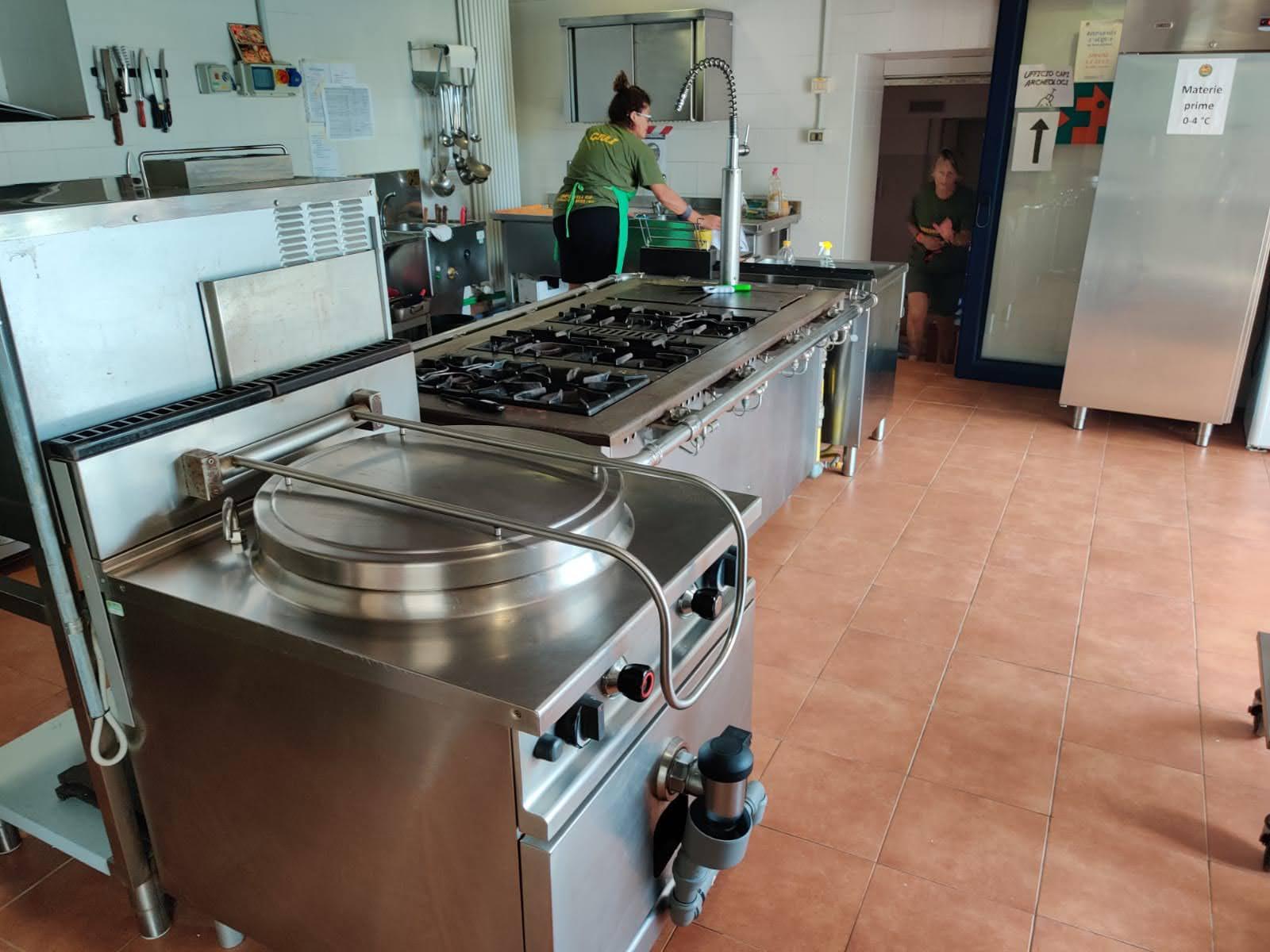 Forni e fornelli della cucina industriale per colonie e campi scuola