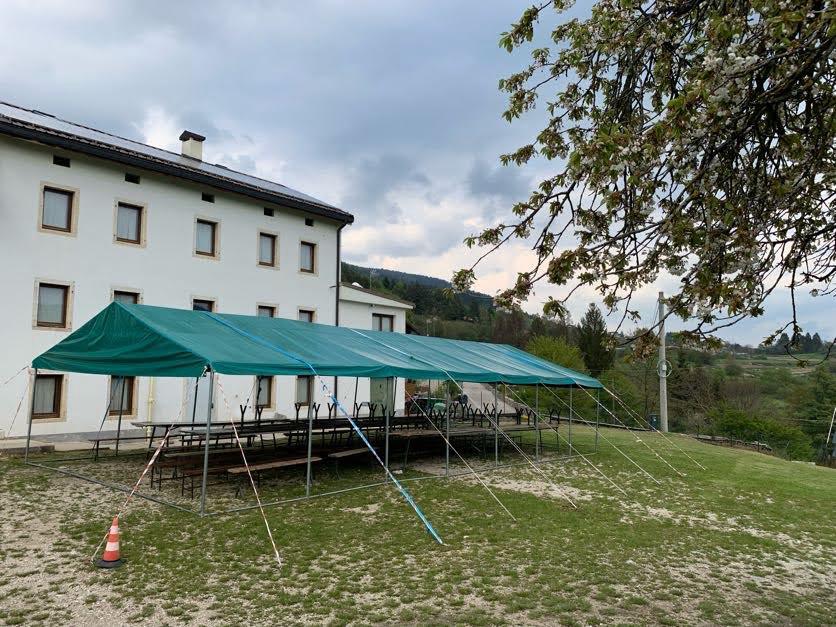 Tendone esterno per attività e giochi di gruppo al coperto